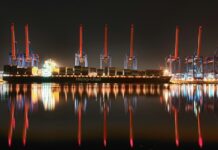 Ticaret, dünya ekonomisinin en önemli unsurlarından biridir ve bir ülkenin ekonomik yapısının temel taşlarını oluşturur. Ancak ticaret sadece uluslararası sınırlarla sınırlı kalmaz. Bir ülke içindeki mal ve hizmetlerin alım satımı da büyük bir ticaret faaliyetini ifade eder. Bu tür ticaret, iç ticaret olarak adlandırılır. İç ticaret, bir ülkenin sınırları içerisinde gerçekleşen ekonomik faaliyetleri kapsar ve yerel ekonomi için hayati önem taşır. Peki, iç ticaret nedir, nasıl işler ve ekonomiye ne gibi katkılar sağlar? Bu yazıda, iç ticaretin temel özelliklerini ve önemini ele alacağız. Konulu bir haber görseli