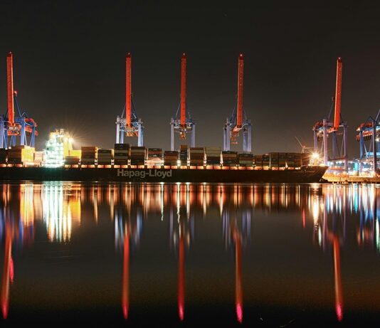 Ticaret, dünya ekonomisinin en önemli unsurlarından biridir ve bir ülkenin ekonomik yapısının temel taşlarını oluşturur. Ancak ticaret sadece uluslararası sınırlarla sınırlı kalmaz. Bir ülke içindeki mal ve hizmetlerin alım satımı da büyük bir ticaret faaliyetini ifade eder. Bu tür ticaret, iç ticaret olarak adlandırılır. İç ticaret, bir ülkenin sınırları içerisinde gerçekleşen ekonomik faaliyetleri kapsar ve yerel ekonomi için hayati önem taşır. Peki, iç ticaret nedir, nasıl işler ve ekonomiye ne gibi katkılar sağlar? Bu yazıda, iç ticaretin temel özelliklerini ve önemini ele alacağız. Konulu bir haber görseli