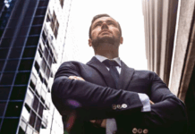 İktidar nedir? Bu soru, tarih boyunca filozoflardan siyasetçilere, sosyologlardan sıradan bireylere kadar birçok kişinin üzerinde düşündüğü temel meselelerden biri olmuştur. En basit tanımıyla iktidar, bir kişi ya da grubun diğerleri üzerinde söz geçirme, karar alma ve uygulama gücüdür. Ancak bu tanım, iktidarın karmaşık doğasını tam olarak yansıtmaz. konulu görsel