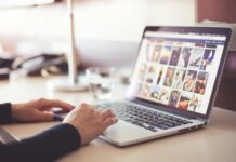 Dijital çağın getirdiği en büyük dönüşümlerden biri, alışveriş alışkanlıklarının fiziksel mağazalardan sanal platformlara kayması oldu. Bugün milyonlarca insan, ihtiyaçlarını karşılamak ya da keyfi harcamalar yapmak için e-ticaret sitelerini tercih ediyor. Peki, insanlar internetten en çok ne satın alıyor? Bu sorunun cevabı sadece tüketici davranışlarını anlamamıza değil, aynı zamanda girişimciler ve işletmeler için önemli stratejiler geliştirmeye de yardımcı olur. E-ticaretin yükselişi, ürün kategorilerindeki rekabeti artırırken, tüketici tercihlerinin hızla şekillenmesini sağlıyor. Konulu bir haber görseli.