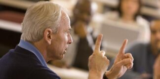 İntihal, başkalarının fikirlerini, kelimelerini veya çalışmalarını, uygun şekilde atıfta bulunmadan kendi eseriymiş gibi sunma eylemidir. Akademik dünyada intihal, büyük bir suç olarak kabul edilir ve ciddi etik ihlallerine yol açar. Özellikle yükseköğretim kurumlarında, araştırmaların ve yazılı çalışmaların özgün olması beklenir. Ancak, zaman zaman öğrenciler veya araştırmacılar, başkalarının eserlerini kopyalayarak intihal yapma yoluna gidebilirler. Konulu bir haber görseli.