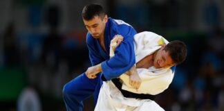 Judo, Japon kökenli bir dövüş sanatıdır ve rakibin kuvvetini kendi lehine kullanarak onu alt etmeye dayalıdır. Judo, kelime anlamı olarak "yumuşak yol" olarak çevrilebilir ve bu spor dalı, fiziksel güç kadar teknik bilgi ve stratejiye de büyük önem verir. Judo, özellikle rakibin dengesini bozarak yere düşürmeye veya kontrol altına almaya odaklanır. Japonya'nın ulusal dövüş sanatı olarak ortaya çıkmış olan bu spor, zamanla dünya çapında tanınarak olimpiyat oyunlarında yer alan önemli branşlardan biri haline gelmiştir. Konulu bir haber görseli.