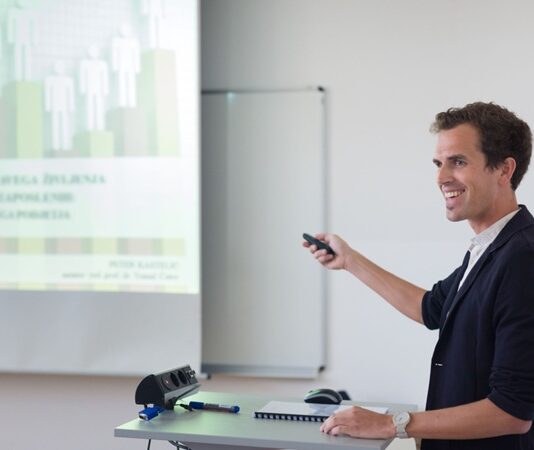 Jürili sınav, eğitim hayatında önemli bir yer tutan, özellikle yükseköğretim ve profesyonel alanlarda sıkça karşılaşılan bir değerlendirme yöntemidir. Bu sınav türü, katılımcıların sadece bilgi düzeyini değil, aynı zamanda sunum becerilerini, yaratıcı düşünme yeteneklerini ve eleştirel düşünme kapasitelerini de test eder. Jürili sınav, genellikle birden fazla uzman kişinin yer aldığı bir jüri tarafından yapılır ve bu, öğrencilerin ya da katılımcıların değerlendirilmesinde objektifliği artırmak için oldukça etkili bir yöntemdir. Konulu bir haber görseli.