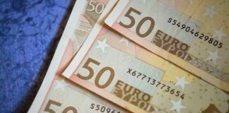 Kamu borcu, bir devletin, kamu sektöründeki harcamalarını finanse etmek için aldığı borçların toplamını ifade eder. Devletler, ekonomik büyümeyi desteklemek, altyapı yatırımları yapmak veya kriz dönemlerinde maliyetleri karşılamak için borçlanma yoluna gidebilir. Ancak, kamu borcu sürdürülemez boyutlara ulaştığında, bu durum ekonomik dengesizliklere yol açabilir. Bu yazıda, kamu borcunun ekonomik etkileri, borç yönetimi stratejileri ve bunun uzun vadede devletin mali sağlığı üzerindeki olası sonuçları ele alınacaktır. Konulu bir haber görseli.