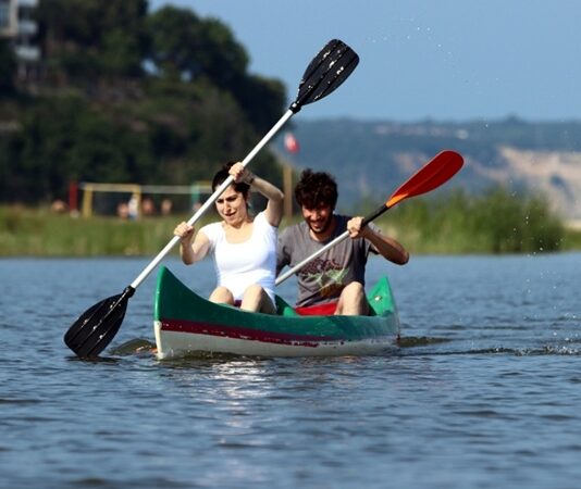 Kano, su üzerinde, bir kürekle itilen küçük, dar bir kayık türüdür. Hem bir spor dalı olarak hem de keyifli bir açık hava aktivitesi olarak popüler olan kano, insanlık tarihinin en eski ulaşım araçlarından biridir. Gelişen teknolojiyle birlikte modern kano sporu, hız, çeviklik ve dayanıklılık gerektiren bir yarış ve eğlence aracı haline gelmiştir. Su sporları arasında oldukça yaygın olan kano, aynı zamanda doğayla iç içe vakit geçirmek ve sakin bir ortamda spor yapmak isteyenler için ideal bir tercihtir. Konulu bir haber görseli.
