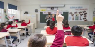 Kapsayıcı eğitim, eğitimde eşitlik ve adalet ilkeleri çerçevesinde her bireyin kendi potansiyelini en iyi şekilde gerçekleştirebilmesine olanak sağlayan bir yaklaşımdır. Bu modelde öğrencilerin sosyal, kültürel, ekonomik ya da bireysel farklılıkları ne olursa olsun eğitim sistemine tam olarak dahil edilmeleri hedeflenir. Modern eğitim anlayışında, sadece bilgi aktarımı değil, bireyin bütüncül gelişimi esas alınır. Bu noktada kapsayıcı eğitim uygulamaları, bireyleri dışlamadan ve etiketlemeden öğrenme sürecine entegre etmeyi amaçlar. Konulu bir haber görseli.