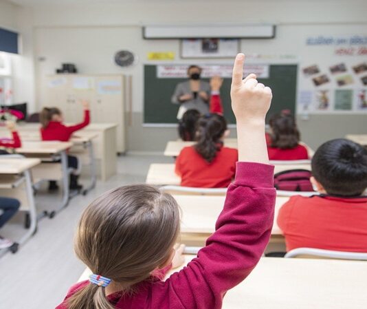 Kapsayıcı eğitim, eğitimde eşitlik ve adalet ilkeleri çerçevesinde her bireyin kendi potansiyelini en iyi şekilde gerçekleştirebilmesine olanak sağlayan bir yaklaşımdır. Bu modelde öğrencilerin sosyal, kültürel, ekonomik ya da bireysel farklılıkları ne olursa olsun eğitim sistemine tam olarak dahil edilmeleri hedeflenir. Modern eğitim anlayışında, sadece bilgi aktarımı değil, bireyin bütüncül gelişimi esas alınır. Bu noktada kapsayıcı eğitim uygulamaları, bireyleri dışlamadan ve etiketlemeden öğrenme sürecine entegre etmeyi amaçlar. Konulu bir haber görseli.