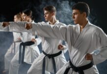 Karate, Japonya kökenli bir dövüş sanatıdır ve tekme, yumruk, dirsek ve diz gibi vücut parçalarıyla savunma ve saldırı tekniklerini kullanarak rakibe karşı koymaya dayalı bir sistemdir. Karate, fiziksel gücün yanı sıra strateji, hız ve çeviklik gerektiren bir dövüş sanatıdır. Temelde, vücudun doğal hareketleriyle savunma yaparak, rakibi etkisiz hale getirmeye yönelik bir mücadele anlayışı hakimdir. Karate'nin diğer dövüş sanatlarından farkı, sadece dövüşmeyi değil, aynı zamanda disiplin, saygı ve özgüven gibi önemli değerleri de öğretmesidir. Konulu bir haber görseli.