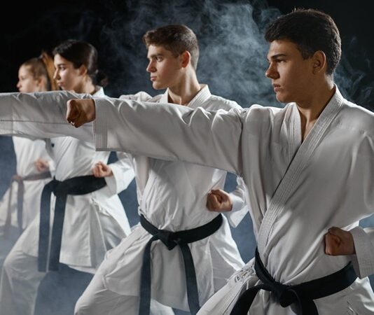 Karate, Japonya kökenli bir dövüş sanatıdır ve tekme, yumruk, dirsek ve diz gibi vücut parçalarıyla savunma ve saldırı tekniklerini kullanarak rakibe karşı koymaya dayalı bir sistemdir. Karate, fiziksel gücün yanı sıra strateji, hız ve çeviklik gerektiren bir dövüş sanatıdır. Temelde, vücudun doğal hareketleriyle savunma yaparak, rakibi etkisiz hale getirmeye yönelik bir mücadele anlayışı hakimdir. Karate'nin diğer dövüş sanatlarından farkı, sadece dövüşmeyi değil, aynı zamanda disiplin, saygı ve özgüven gibi önemli değerleri de öğretmesidir. Konulu bir haber görseli.