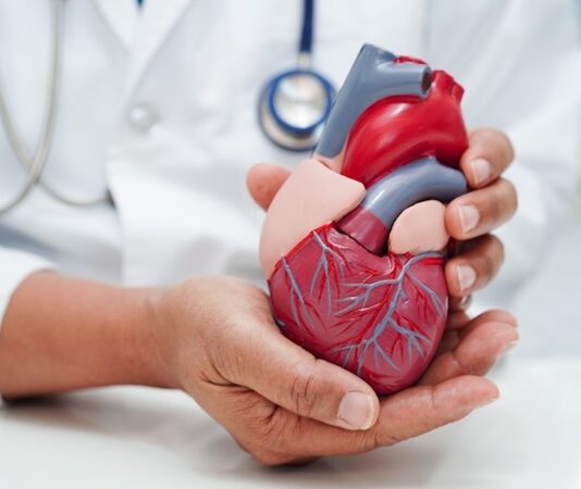 Dünya genelinde en sık görülen ölüm nedenleri arasında ilk sıralarda yer alan kardiyovasküler hastalıklar, her geçen yıl daha fazla insanı etkiliyor. Kalp ve damar sistemini ilgilendiren bu rahatsızlıklar, yalnızca ileri yaş grubunu değil, gençleri de tehdit etmeye başlamış durumda. Artan vaka sayıları, sadece tıbbi değil toplumsal ve ekonomik bir kriz olarak da değerlendiriliyor. Bu durum, beslenme alışkanlıkları, yaşam tarzı, stres seviyesi ve çevresel faktörler gibi birçok etkene bağlı olarak gelişiyor. Kalp hastalıklarının bu kadar yaygınlaşmasındaki nedenleri anlamak, hem bireysel önlem almak hem de toplum genelinde farkındalık yaratmak açısından büyük önem taşıyor. Konulu bir haber görseli.