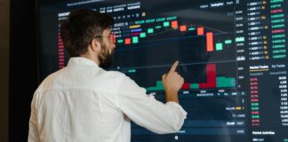 Kâr, bir şirketin iş faaliyetlerinden elde ettiği gelir ile maliyetler arasındaki farkı ifade eder. Bir işletme, sürdürülebilirliğini sağlamak ve büyümesini devam ettirebilmek için kâr elde etmeye odaklanır. Hem şirketler hem de ekonomiler için kritik bir göstergedir. Bu yazıda, kârın şirketler ve ekonomi üzerindeki rolünü, neden önemli olduğunu ve nasıl yönetildiğini ele alacağız. Konulu bir haber görseli.