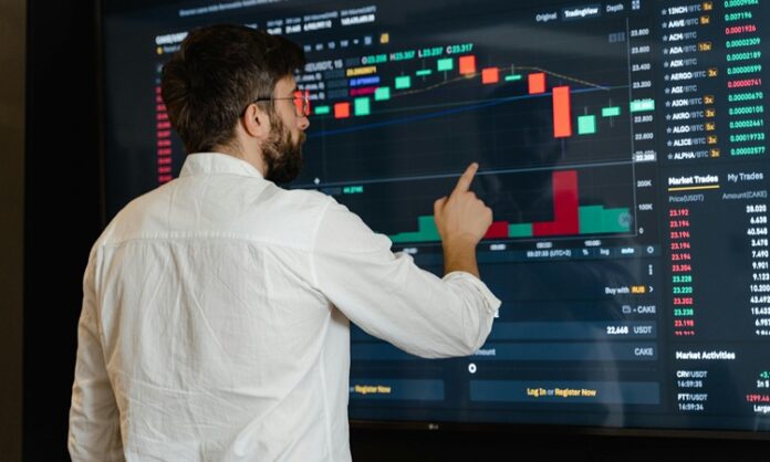 Kâr, bir şirketin iş faaliyetlerinden elde ettiği gelir ile maliyetler arasındaki farkı ifade eder. Bir işletme, sürdürülebilirliğini sağlamak ve büyümesini devam ettirebilmek için kâr elde etmeye odaklanır. Hem şirketler hem de ekonomiler için kritik bir göstergedir. Bu yazıda, kârın şirketler ve ekonomi üzerindeki rolünü, neden önemli olduğunu ve nasıl yönetildiğini ele alacağız. Konulu bir haber görseli.