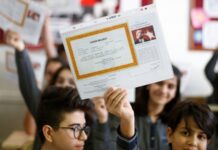 Eğitim öğretim yılının sonunda milyonlarca öğrenci, öğretmen ve veli için büyük bir dönüm noktası sayılan karne günü, öğrencilerin akademik performansının simgesel bir özetidir. Ancak bu özet, gerçekten öğrencinin gerçek başarısını mı gösteriyor? Yoksa yalnızca belirli kriterlere indirgenmiş, sınırlı bir ölçüm müdür? Türkiye'deki eğitim sisteminde hâlâ en çok dikkate alınan göstergelerden biri olan karne notu, öğrencinin tüm gelişimini temsil etmeye ne kadar uygundur? Konulu bir haber görseli.