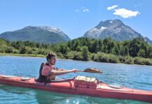 Kayak, kış sporlarının en popüler ve en heyecan verici aktivitelerinden biridir. Hem amatör hem de profesyonel olarak yapılan kayak, hız, denge, çeviklik ve güç gerektiren bir spor dalıdır. Kayak yaparken sporcular, özel kayma tahtaları üzerinde karla kaplı dağ yamaçlarında hareket ederler. Kayak, sadece bir spor dalı değil, aynı zamanda bir eğlence aracı olarak da yaygın şekilde tercih edilmektedir. Konulu bir haber görseli.