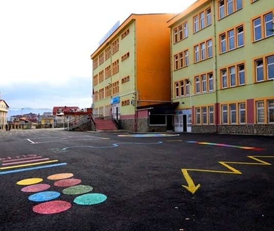 Kaynaştırma eğitimi, özel gereksinimli öğrencilerin normal sınıf ortamlarında eğitim alarak toplumla daha iyi entegrasyonlarını sağlayan bir eğitim modelidir. Bu eğitim, her öğrencinin bireysel ihtiyaçlarını göz önünde bulundurarak yapılan bir öğretim şeklidir. Amacı, öğrencilerin eğitim süreçlerinde birbirlerinden öğrenmelerini sağlamak ve aynı zamanda toplumla uyum içinde yaşamalarına destek olmaktır. Bu yazıda, kaynaştırma eğitiminin temelleri, özel gereksinimli öğrencilerin nasıl desteklendiği ve bu sürecin başarısının nasıl artırılacağına dair detaylı bilgiler verilecektir. Konulu bir haber görseli.