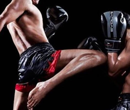 Kick boks, dövüş sporları arasında oldukça popüler ve etkili bir dal olup, tekme ve yumrukların birleştirildiği bir dövüş tekniğidir. Kick boks, hem savunma hem de saldırı amaçlı kullanılan güçlü tekme ve yumruk tekniklerini içerir. Bu spor, dövüşçülerin hız, güç, dayanıklılık ve çeviklik gibi fiziksel özelliklerini geliştirmelerine yardımcı olurken, aynı zamanda zihin sağlığını da kuvvetlendirir. Kick boks, özellikle etkili savunma yapabilmek ve aynı zamanda rakibi hızlı bir şekilde alt edebilmek için kapsamlı teknik bilgi ve deneyim gerektiren bir spor dalıdır. Konulu bir haber görseli.