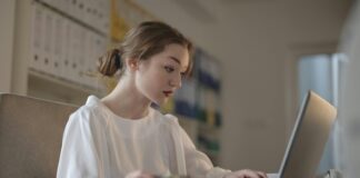 Girişimcilik ekosisteminin gelişmesiyle birlikte şahıs şirketi kurmak isteyen bireylerin sayısı her geçen gün artmaktadır. Düşük maliyet, kolay kuruluş işlemleri ve hızlı işleyiş gibi avantajları nedeniyle şahıs şirketleri, özellikle bireysel çalışanlar ve küçük işletme sahipleri için cazip bir modeldir. Ancak her isteyen şahıs şirketi kuramaz. Türkiye’de bazı kişiler hukuki, idari veya mesleki nedenlerle bu hakkı kullanamazlar. Bu haber yazısında, şahıs şirketi nedir, kimler bu tür bir şirketi kuramaz ve bu engellerin dayandığı hukuki çerçeve nelerdir, detaylı biçimde incelenecektir. Konulu bir haber görseli.