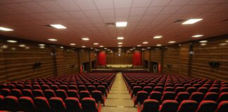 Konferans, bilgi paylaşımının en yoğun ve etkili şekilde gerçekleştiği platformlardan biridir. Bilimsel araştırmalardan kültürel gelişmelere, toplumsal sorunlardan teknolojik yeniliklere kadar pek çok konu, konferanslar aracılığıyla tartışılır ve geniş kitlelere aktarılır. Hem akademik camiada hem de iş dünyasında oldukça önemli bir yere sahip olan bu etkinlikler, bireylerin bilgi düzeyini artırmakla kalmaz; aynı zamanda fikir alışverişine ve iş birliğine de olanak tanır. Konulu bir haber görseli.