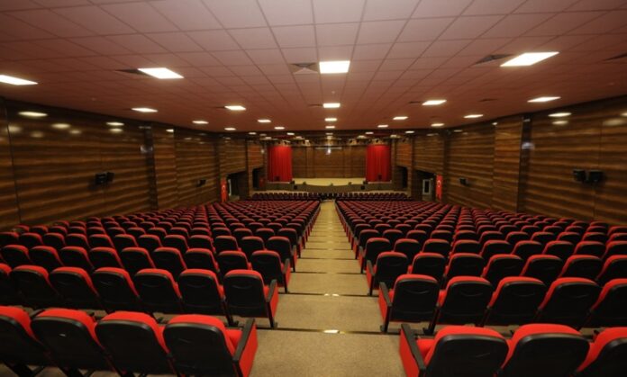 Konferans Nedir Bilimsel ve Toplumsal Önemi Konferans, bilgi paylaşımının en yoğun ve etkili şekilde gerçekleştiği platformlardan biridir. Bilimsel araştırmalardan kültürel gelişmelere, toplumsal sorunlardan teknolojik yeniliklere kadar pek çok konu, konferanslar aracılığıyla tartışılır ve geniş kitlelere aktarılır. Hem akademik camiada hem de iş dünyasında oldukça önemli bir yere sahip olan bu etkinlikler, bireylerin bilgi düzeyini artırmakla kalmaz; aynı zamanda fikir alışverişine ve iş birliğine de olanak tanır. Konulu bir haber görseli.