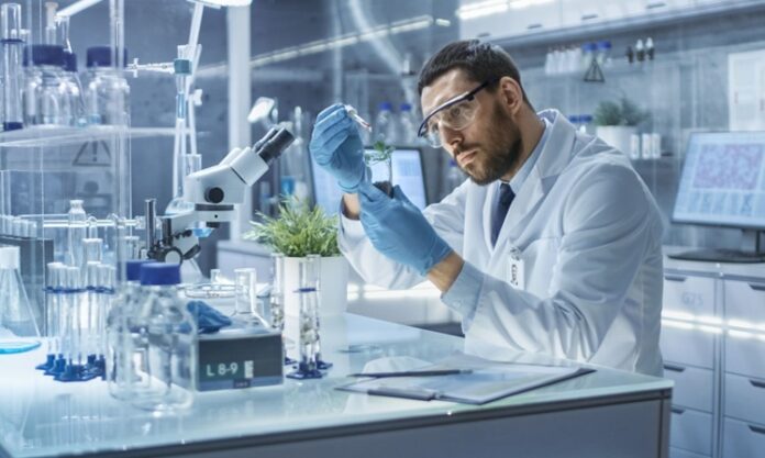 Kontrol grubu, bilimsel araştırmalarda elde edilen verilerin güvenilirliğini test etmek için kullanılan temel bir araçtır. Deneysel çalışmalarda, araştırmacılar genellikle iki grup oluşturur: bir deney grubu ve bir kontrol grubu. Deney grubu üzerinde belirli bir değişken etkilenirken, kontrol grubu bu etkiden bağımsız olarak gözlemlenir. Bu yöntem sayesinde, sonuçların gerçekten uygulanan değişkene mi bağlı olduğu, yoksa başka faktörlerden mi kaynaklandığı anlaşılabilir. Konulu bir haber görseli.