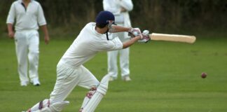 Kriket, birçok kişi için hâlâ gizemli kalan ama milyonlarca insan tarafından tutkuyla takip edilen bir spordur. Özellikle İngiltere, Hindistan, Pakistan, Avustralya ve Güney Afrika gibi ülkelerde oldukça popüler olan bu oyun, tarihi kökenleri ve kültürel etkileriyle sadece bir spor değil, bir yaşam biçimi haline gelmiştir. Gerek kuralları gerekse stratejik yönüyle diğer takımlı sporlardan ayrılan kriket, her seviyeden oyuncunun katılabildiği ve farklı formatlarda oynanabilen zengin bir geçmişe sahiptir. Konulu bir haber görseli.