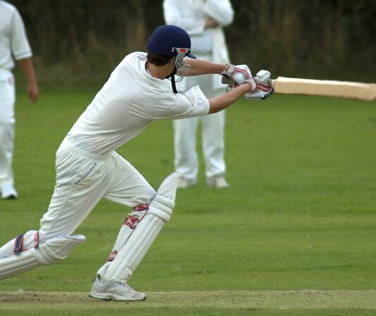 Kriket, birçok kişi için hâlâ gizemli kalan ama milyonlarca insan tarafından tutkuyla takip edilen bir spordur. Özellikle İngiltere, Hindistan, Pakistan, Avustralya ve Güney Afrika gibi ülkelerde oldukça popüler olan bu oyun, tarihi kökenleri ve kültürel etkileriyle sadece bir spor değil, bir yaşam biçimi haline gelmiştir. Gerek kuralları gerekse stratejik yönüyle diğer takımlı sporlardan ayrılan kriket, her seviyeden oyuncunun katılabildiği ve farklı formatlarda oynanabilen zengin bir geçmişe sahiptir. Konulu bir haber görseli.