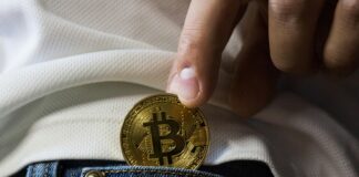 Kripto paralar, son yıllarda finans dünyasında büyük bir devrime yol açarak dijital ekonominin temel taşlarından biri haline gelmiştir. Geleneksel para birimlerinden farklı olarak merkezi bir otoriteye bağlı olmayan bu dijital varlıklar, kullanıcılar arasında doğrudan transfer edilebilmekte ve güvenlik, hız, maliyet gibi konularda birçok avantaj sunmaktadır. Peki kripto para nedir ve nasıl çalışır? Bu sistemin arkasında hangi teknolojiler vardır? Geleneksel finans sistemi ile arasındaki farklar nelerdir? Bu soruların yanıtı, günümüzde yatırım yapan milyonlarca insanın bilmesi gereken temel bilgileri oluşturur. Konulu bir haber görseli.