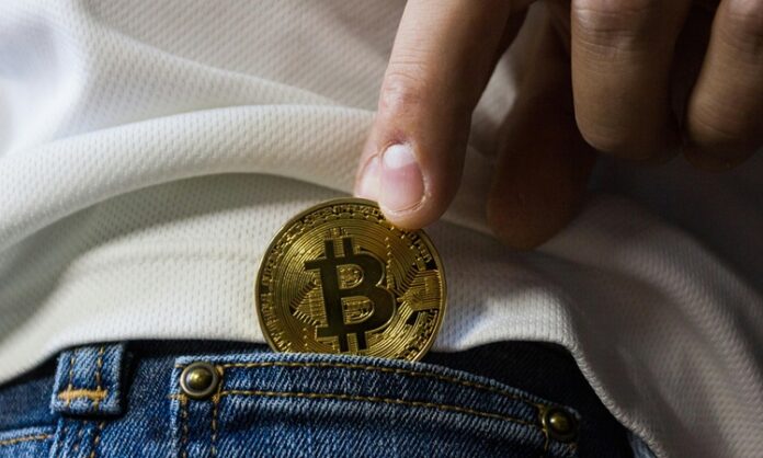 Kripto paralar, son yıllarda finans dünyasında büyük bir devrime yol açarak dijital ekonominin temel taşlarından biri haline gelmiştir. Geleneksel para birimlerinden farklı olarak merkezi bir otoriteye bağlı olmayan bu dijital varlıklar, kullanıcılar arasında doğrudan transfer edilebilmekte ve güvenlik, hız, maliyet gibi konularda birçok avantaj sunmaktadır. Peki kripto para nedir ve nasıl çalışır? Bu sistemin arkasında hangi teknolojiler vardır? Geleneksel finans sistemi ile arasındaki farklar nelerdir? Bu soruların yanıtı, günümüzde yatırım yapan milyonlarca insanın bilmesi gereken temel bilgileri oluşturur. Konulu bir haber görseli.
