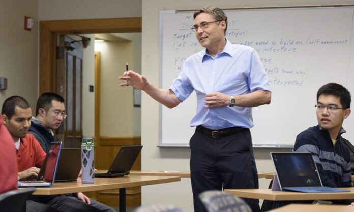 Kuram, bir olay ya da olguya dair genel geçer ilkeler ya da açıklamalardır. Daha açık bir ifadeyle, kuramlar, gözlemler ve deneyimler doğrultusunda geliştirilen soyut düşüncelerdir. Bilimsel, felsefi veya toplumsal alanlarda, kuramlar, sistematik bir şekilde açıklamalar ve öngörüler sunar. Bu makalede, kuram kavramının ne olduğunu, nasıl oluştuğunu ve hayatımızdaki önemini ele alacağız. Konulu bir haber görseli.