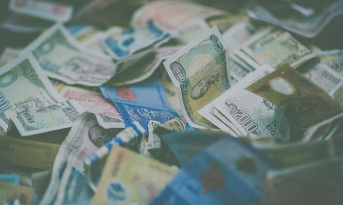 Likidite Ekonominin Temel Dönüştürücüsü Olarak Önemi Likidite, bir ekonominin veya finansal piyasaların sağlıklı işleyişinin temel taşıdır. Her türlü finansal sistemin verimli çalışabilmesi için, likidite kavramının doğru anlaşılması ve yönetilmesi gerekmektedir. Kısaca, likidite, bir varlığın nakde dönüştürülme kolaylığı olarak tanımlanabilir. Bir varlık ne kadar kolay ve hızlı bir şekilde nakde çevrilebiliyorsa, o kadar likit kabul edilir. Ekonomik sistemlerde ve finansal piyasalarda likidite önemli bir rol oynar çünkü finansal ürünlerin hızlı ve güvenli bir şekilde alınıp satılması, piyasaların stabilitesini sağlar. Konulu bir haber görseli.