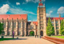 Lisansüstü eğitim, bir kişinin üniversite mezuniyetinin ardından, daha ileri düzeyde akademik ve profesyonel bilgi edinmek amacıyla yaptığı eğitim sürecidir. Lisansüstü eğitim, genellikle yüksek lisans ve doktoralık olmak üzere iki ana kategoriye ayrılır. Bu eğitim, bireylerin belirli bir alanda derinlemesine bilgi edinmelerini, araştırma yapmalarını ve uzmanlıklarını artırmalarını sağlar. Lisansüstü eğitim süreci, bir öğrencinin sadece akademik kariyerinde değil, aynı zamanda profesyonel yaşamında da önemli katkılar sağlar. Konulu bir haber görseli.