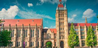 Lisansüstü eğitim, bir kişinin üniversite mezuniyetinin ardından, daha ileri düzeyde akademik ve profesyonel bilgi edinmek amacıyla yaptığı eğitim sürecidir. Lisansüstü eğitim, genellikle yüksek lisans ve doktoralık olmak üzere iki ana kategoriye ayrılır. Bu eğitim, bireylerin belirli bir alanda derinlemesine bilgi edinmelerini, araştırma yapmalarını ve uzmanlıklarını artırmalarını sağlar. Lisansüstü eğitim süreci, bir öğrencinin sadece akademik kariyerinde değil, aynı zamanda profesyonel yaşamında da önemli katkılar sağlar. Konulu bir haber görseli.