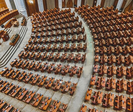 Lobicilik, siyasal karar alma süreçlerini etkileme amacı taşıyan örgütlü faaliyetlerin genel adıdır. Bu faaliyetler, belirli kişi, kurum veya çıkar gruplarının lehine yasa yapılmasını sağlamak, çıkarlarına zarar verebilecek düzenlemeleri engellemek ya da kamu politikalarının yönünü değiştirmek için yürütülür. Genellikle parlamento, bakanlıklar, uluslararası kuruluşlar ve yerel yönetimler gibi karar alma mekanizmaları hedef alınır. Lobicilik yalnızca siyasetçileri değil, kamuoyunu, medyayı ve akademik dünyayı da etkileyen geniş kapsamlı bir faaliyettir. Konulu bir haber görseli.