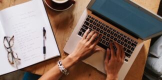 Makale, akademik ve bilimsel dünyada en yaygın kullanılan yazılı ifade biçimlerinden biridir. Özellikle üniversiteler, araştırma merkezleri ve akademik çevrelerde bilgi üretimi, paylaşımı ve doğrulaması amacıyla sıklıkla başvurulan bir içerik türüdür. Ancak makale sadece bilim insanlarının ya da akademisyenlerin alanı değildir. Günümüzde sosyal bilimlerden doğa bilimlerine, sanattan teknolojik gelişmelere kadar birçok alanda makale üretimi yapılmakta ve toplumun geniş kesimleri bu içeriklerden faydalanmaktadır. Konulu bir haber görseli.