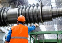 Makine öğrenmesi, teknolojik dönüşümün merkezinde yer alan en etkili sistemlerden biridir. Son yıllarda bilişimden sağlığa, finanstan üretime kadar pek çok alanda adından söz ettiren bu teknoloji, geleneksel yazılım mantığından farklı olarak makinelerin deneyim yoluyla öğrenmesini mümkün kılar. Bu yönüyle makine öğrenmesi, yalnızca teknolojik değil aynı zamanda ekonomik ve toplumsal değişimlerin de temel itici gücü haline gelmiştir. Özellikle veri çağında yaşadığımız günümüzde, her saniye üretilen devasa miktardaki bilgi, bu sistemler tarafından işlenip anlamlı çıktılara dönüştürülmekte, böylece karar alma süreçlerinde devrim niteliğinde gelişmeler sağlanmaktadır. Konulu bir haber görseli.