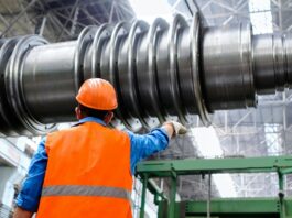 Makine öğrenmesi, teknolojik dönüşümün merkezinde yer alan en etkili sistemlerden biridir. Son yıllarda bilişimden sağlığa, finanstan üretime kadar pek çok alanda adından söz ettiren bu teknoloji, geleneksel yazılım mantığından farklı olarak makinelerin deneyim yoluyla öğrenmesini mümkün kılar. Bu yönüyle makine öğrenmesi, yalnızca teknolojik değil aynı zamanda ekonomik ve toplumsal değişimlerin de temel itici gücü haline gelmiştir. Özellikle veri çağında yaşadığımız günümüzde, her saniye üretilen devasa miktardaki bilgi, bu sistemler tarafından işlenip anlamlı çıktılara dönüştürülmekte, böylece karar alma süreçlerinde devrim niteliğinde gelişmeler sağlanmaktadır. Konulu bir haber görseli.