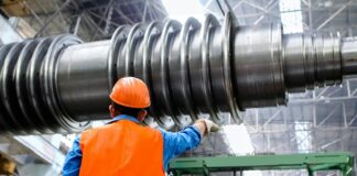 Makine öğrenmesi, teknolojik dönüşümün merkezinde yer alan en etkili sistemlerden biridir. Son yıllarda bilişimden sağlığa, finanstan üretime kadar pek çok alanda adından söz ettiren bu teknoloji, geleneksel yazılım mantığından farklı olarak makinelerin deneyim yoluyla öğrenmesini mümkün kılar. Bu yönüyle makine öğrenmesi, yalnızca teknolojik değil aynı zamanda ekonomik ve toplumsal değişimlerin de temel itici gücü haline gelmiştir. Özellikle veri çağında yaşadığımız günümüzde, her saniye üretilen devasa miktardaki bilgi, bu sistemler tarafından işlenip anlamlı çıktılara dönüştürülmekte, böylece karar alma süreçlerinde devrim niteliğinde gelişmeler sağlanmaktadır. Konulu bir haber görseli.