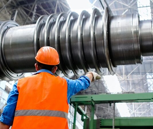 Makine öğrenmesi, teknolojik dönüşümün merkezinde yer alan en etkili sistemlerden biridir. Son yıllarda bilişimden sağlığa, finanstan üretime kadar pek çok alanda adından söz ettiren bu teknoloji, geleneksel yazılım mantığından farklı olarak makinelerin deneyim yoluyla öğrenmesini mümkün kılar. Bu yönüyle makine öğrenmesi, yalnızca teknolojik değil aynı zamanda ekonomik ve toplumsal değişimlerin de temel itici gücü haline gelmiştir. Özellikle veri çağında yaşadığımız günümüzde, her saniye üretilen devasa miktardaki bilgi, bu sistemler tarafından işlenip anlamlı çıktılara dönüştürülmekte, böylece karar alma süreçlerinde devrim niteliğinde gelişmeler sağlanmaktadır. Konulu bir haber görseli.