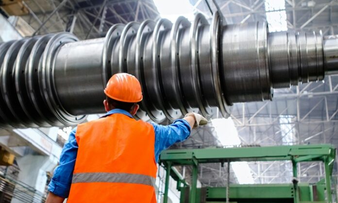 Makine öğrenmesi, teknolojik dönüşümün merkezinde yer alan en etkili sistemlerden biridir. Son yıllarda bilişimden sağlığa, finanstan üretime kadar pek çok alanda adından söz ettiren bu teknoloji, geleneksel yazılım mantığından farklı olarak makinelerin deneyim yoluyla öğrenmesini mümkün kılar. Bu yönüyle makine öğrenmesi, yalnızca teknolojik değil aynı zamanda ekonomik ve toplumsal değişimlerin de temel itici gücü haline gelmiştir. Özellikle veri çağında yaşadığımız günümüzde, her saniye üretilen devasa miktardaki bilgi, bu sistemler tarafından işlenip anlamlı çıktılara dönüştürülmekte, böylece karar alma süreçlerinde devrim niteliğinde gelişmeler sağlanmaktadır. Konulu bir haber görseli.