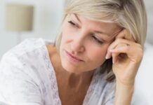 Kadınların yaşam döngüsünde doğal bir geçiş süreci olan menopoz, genellikle 45-55 yaş aralığında ortaya çıkar ve adet döngüsünün kalıcı olarak sona ermesini ifade eder. Bu dönem yalnızca üreme sisteminde değil, aynı zamanda kadınların fiziksel ve duygusal sağlığında da köklü değişimlere neden olabilir. Hormon seviyelerinin ani düşüşü, vücudun pek çok sistemini etkileyerek yaşam kalitesini doğrudan etkileyebilir. Bu nedenle menopoz dönemi, hem fiziksel hem psikolojik yönden dikkatle yönetilmesi gereken bir süreçtir. Menopozla birlikte gelen değişimlerin farkında olmak ve sağlıklı alışkanlıklar geliştirmek, kadınların bu dönemi daha konforlu ve dengeli geçirmesini sağlar. Konulu bir haber detayı.