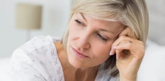 Kadınların yaşam döngüsünde doğal bir geçiş süreci olan menopoz, genellikle 45-55 yaş aralığında ortaya çıkar ve adet döngüsünün kalıcı olarak sona ermesini ifade eder. Bu dönem yalnızca üreme sisteminde değil, aynı zamanda kadınların fiziksel ve duygusal sağlığında da köklü değişimlere neden olabilir. Hormon seviyelerinin ani düşüşü, vücudun pek çok sistemini etkileyerek yaşam kalitesini doğrudan etkileyebilir. Bu nedenle menopoz dönemi, hem fiziksel hem psikolojik yönden dikkatle yönetilmesi gereken bir süreçtir. Menopozla birlikte gelen değişimlerin farkında olmak ve sağlıklı alışkanlıklar geliştirmek, kadınların bu dönemi daha konforlu ve dengeli geçirmesini sağlar. Konulu bir haber detayı.