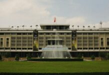 Meşruiyet, bir otorite ya da yönetimin, halk nezdinde kabul görmesi ve ahlaki, hukuki, toplumsal açıdan haklı bulunması anlamına gelir. Siyasi bağlamda ise bir iktidarın, halkın rızasını alarak yönetme hakkına sahip olması olarak tanımlanır. Bu kavram, yalnızca hükümetlerin değil, siyasi sistemlerin, kurumların ve kararların da geçerliliği ve kabul edilebilirliği açısından temel bir ölçüttür. Meşruiyet, bir devletin ya da yönetimin sürekliliğini sağlayan, kriz anlarında bile toplumun birlik içinde kalmasına yardımcı olan güçlü bir bağ niteliği taşır. Konulu bir haber görseli.