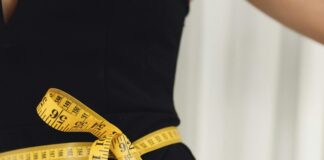 İnsan vücudu, yaşamını sürdürebilmek için enerjiye ihtiyaç duyar. Bu enerjiyi sağlayan temel süreçlerin tümü metabolizma adıyla tanımlanır. Hücrelerin çalışmasından, sindirime, nefes almadan vücut sıcaklığının korunmasına kadar birçok hayati işlevin temelinde metabolizma yer alır. Günlük yaşamda sıkça duyulan “metabolizmam yavaş çalışıyor” ya da “metabolizmam hızlandı” gibi ifadeler, aslında bu sistemin vücuttaki enerji üretimi ve kullanım sürecini yansıtır. Bu nedenle metabolizmanın işleyişi yalnızca kilo kontrolü açısından değil, genel sağlık ve yaşam kalitesi açısından da büyük önem taşır. Konulu bir haber görseli.