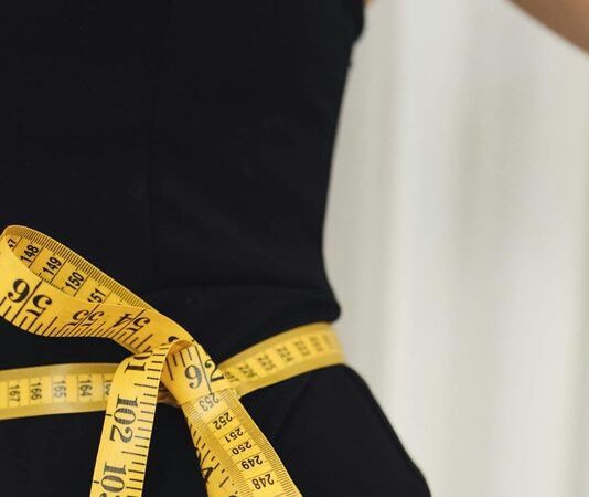 İnsan vücudu, yaşamını sürdürebilmek için enerjiye ihtiyaç duyar. Bu enerjiyi sağlayan temel süreçlerin tümü metabolizma adıyla tanımlanır. Hücrelerin çalışmasından, sindirime, nefes almadan vücut sıcaklığının korunmasına kadar birçok hayati işlevin temelinde metabolizma yer alır. Günlük yaşamda sıkça duyulan “metabolizmam yavaş çalışıyor” ya da “metabolizmam hızlandı” gibi ifadeler, aslında bu sistemin vücuttaki enerji üretimi ve kullanım sürecini yansıtır. Bu nedenle metabolizmanın işleyişi yalnızca kilo kontrolü açısından değil, genel sağlık ve yaşam kalitesi açısından da büyük önem taşır. Konulu bir haber görseli.