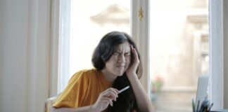 Toplumda oldukça yaygın olan baş ağrılarının bir türü olan migren, çoğu zaman sıradan bir baş ağrısıyla karıştırılır. Oysa migren, nörolojik bir rahatsızlık olup, şiddetli ağrıların yanı sıra görsel bozukluklar, mide bulantısı, ışık ve sese karşı aşırı hassasiyet gibi belirtilerle seyreder. Dünya genelinde milyonlarca insanın hayat kalitesini düşüren bu hastalık, iş gücü kaybına ve sosyal izolasyona kadar gidebilen ciddi etkiler yaratabilir. Migreni sıradan baş ağrısından ayıran en önemli fark ise, yalnızca fiziksel değil zihinsel ve duygusal etkilerinin de bulunmasıdır. Bu nedenle migreni anlamak ve doğru şekilde yönetmek, hem bireysel hem de toplumsal düzeyde önem taşır. Konulu bir haber görseli.