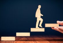 Eğitimde başarı, sadece bilgiyle değil, aynı zamanda öğrencinin psikolojik ve duygusal durumuyla da doğrudan ilişkilidir. Motivasyon, öğrencilerin öğrenmeye olan isteklerini, gayretlerini ve sonuçları alma kararlılıklarını şekillendiren önemli bir faktördür. Öğrencilerin derslerine olan ilgisi, derslerdeki performansları ve uzun vadeli akademik başarıları, büyük ölçüde içsel ya da dışsal motivasyonlarına bağlıdır. Eğitim sürecinde motivasyonun rolü, öğrencinin öğrenme sürecine nasıl yaklaşacağı ve başarıyı nasıl elde edeceği konusunda belirleyici bir etkendir. Konulu bir haber görseli.