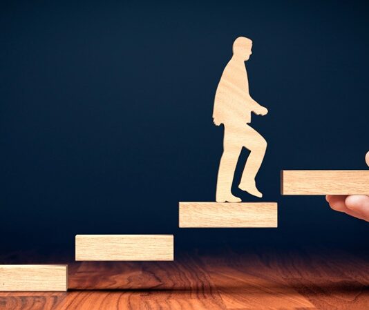 Eğitimde başarı, sadece bilgiyle değil, aynı zamanda öğrencinin psikolojik ve duygusal durumuyla da doğrudan ilişkilidir. Motivasyon, öğrencilerin öğrenmeye olan isteklerini, gayretlerini ve sonuçları alma kararlılıklarını şekillendiren önemli bir faktördür. Öğrencilerin derslerine olan ilgisi, derslerdeki performansları ve uzun vadeli akademik başarıları, büyük ölçüde içsel ya da dışsal motivasyonlarına bağlıdır. Eğitim sürecinde motivasyonun rolü, öğrencinin öğrenme sürecine nasıl yaklaşacağı ve başarıyı nasıl elde edeceği konusunda belirleyici bir etkendir. Konulu bir haber görseli.