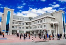 Eğitim sisteminin temel taşlarından biri olan müfredat, yalnızca ders kitaplarının içeriğinden ibaret değildir. Bir ülkenin geleceğini şekillendiren bireylerin hangi bilgilerle, hangi değerlerle ve nasıl bir yaklaşımla donatılacağına karar veren bir yol haritasıdır. Eğitim politikaları, pedagojik ilkeler, toplumsal ihtiyaçlar ve bilimsel gelişmeler müfredatın belirlenmesinde kilit rol oynamaktadır. Bu bağlamda müfredat, eğitimin yalnızca teknik bir boyutu değil, aynı zamanda ideolojik, kültürel ve sosyolojik yönleri olan karmaşık bir yapıdır. Konulu bir haber görseli.