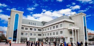 Eğitim sisteminin temel taşlarından biri olan müfredat, yalnızca ders kitaplarının içeriğinden ibaret değildir. Bir ülkenin geleceğini şekillendiren bireylerin hangi bilgilerle, hangi değerlerle ve nasıl bir yaklaşımla donatılacağına karar veren bir yol haritasıdır. Eğitim politikaları, pedagojik ilkeler, toplumsal ihtiyaçlar ve bilimsel gelişmeler müfredatın belirlenmesinde kilit rol oynamaktadır. Bu bağlamda müfredat, eğitimin yalnızca teknik bir boyutu değil, aynı zamanda ideolojik, kültürel ve sosyolojik yönleri olan karmaşık bir yapıdır. Konulu bir haber görseli.