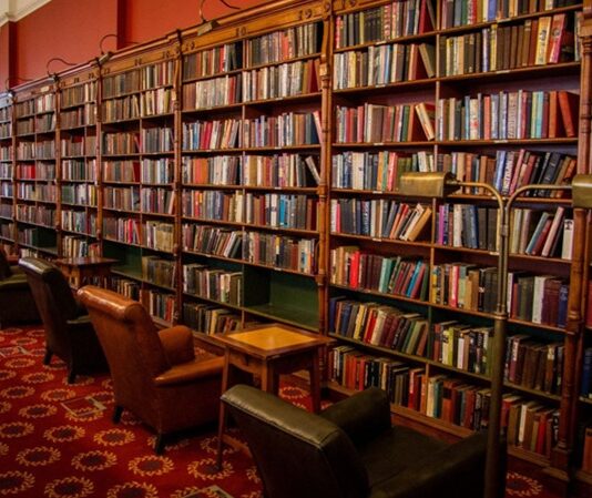 Nicel araştırma, bilimsel verilerin sayısal olarak toplanması ve analiz edilmesi sürecidir. Bu araştırma türü, büyük veri setlerini analiz etmek için güçlü araçlar sunar ve sayısal sonuçlara dayanarak genel eğilimleri, ilişkileri veya trendleri anlamaya çalışır. Nicel araştırma, genellikle sayılar, yüzdeler, oranlar ve diğer sayısal göstergeler kullanılarak yapılır. Bu sayede, karmaşık sosyal, psikolojik veya ekonomik olgular daha anlaşılır ve ölçülebilir hale gelir. Konulu bir haber görseli.